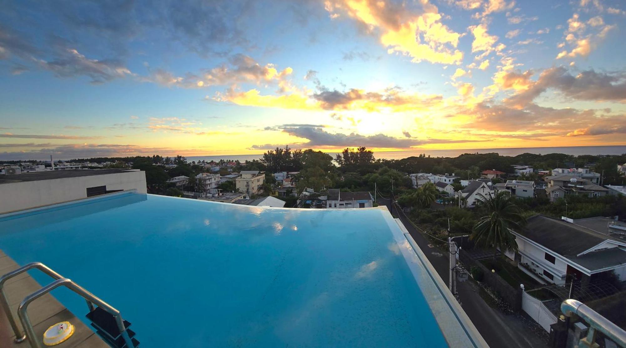 Апартаменти Luxury Penthouse With Infinity Pool & Stunning Sea View Flic en Flac Екстер'єр фото